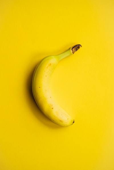 黄色的香蕉果实在黄色的表面